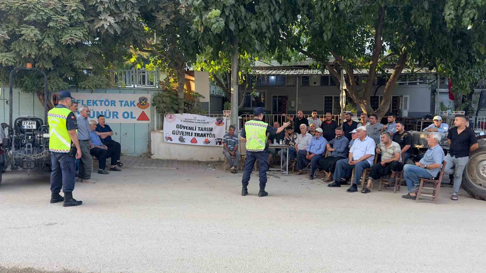 Jandarmadan 60 trakt&ouml;r s&uuml;r&uuml;c&uuml;s&uuml;ne g&uuml;venlik s&uuml;r&uuml;ş eğitimi
