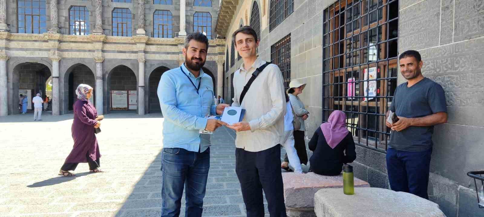 Tarihi Ulu Camiinden etkilenen Alman turist Müslüman oldu
