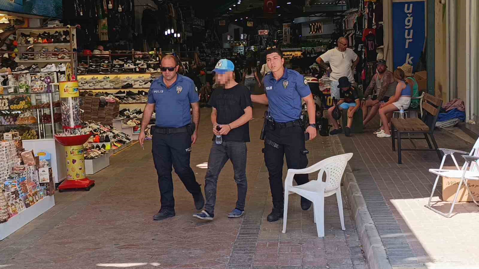 Aldığı uyuşturucunun etkisi sıcakla birleşince kriz geçirip yere yığıldı, o anlar kameraya yansıdı
