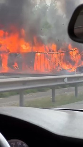 Kaza yapan tır ve otomobil alevlere teslim oldu
