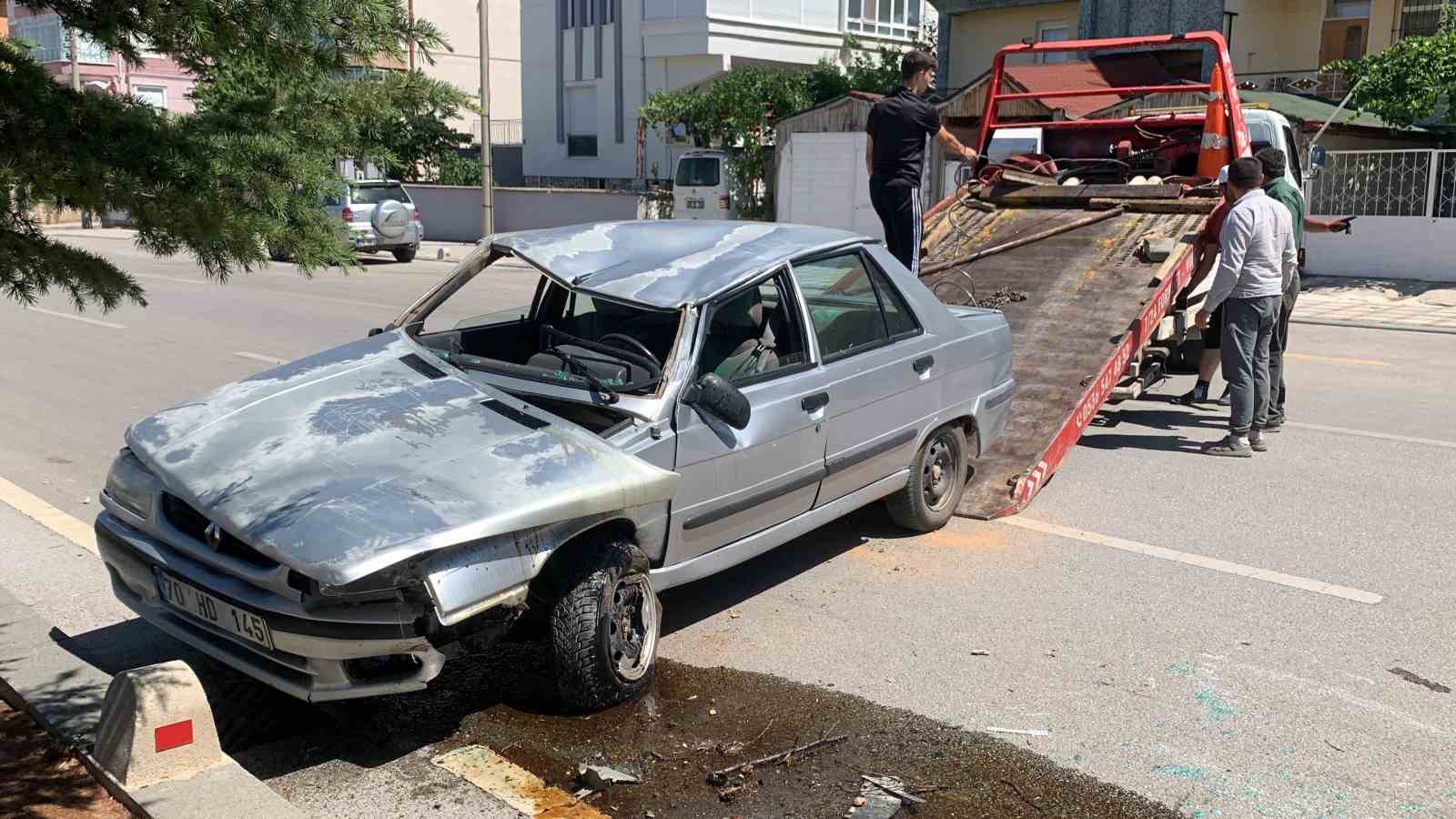 Takla atan otomobilin sürücüsünü araçtan vatandaşlar çıkardı
