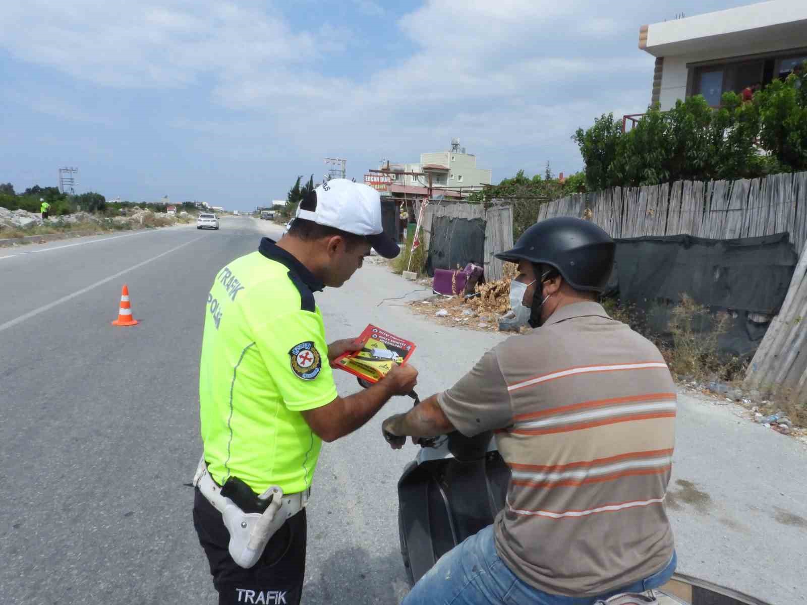 Polis ekipleri tır ve motosiklet sürücülerine bilgilendirici broşür dağıttı
