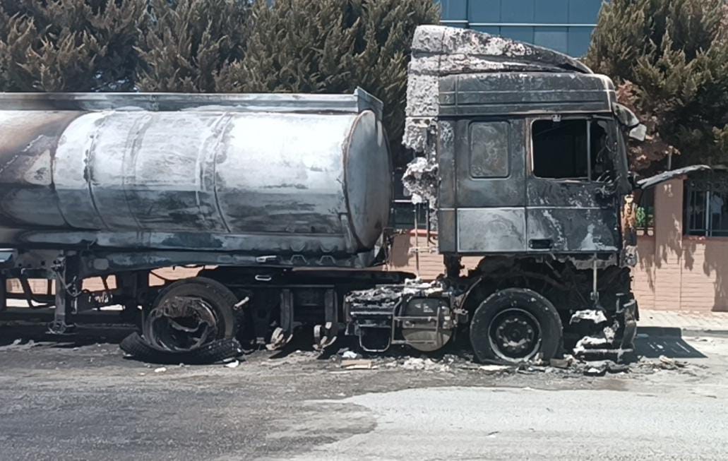 Yanan tırın s&uuml;r&uuml;c&uuml;s&uuml; ağır yaralandı
