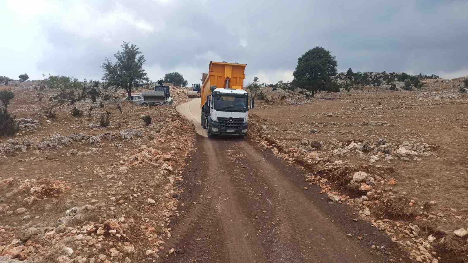 Yenişehir Belediyesi, kırsal mahallelerde yol açma çalışmalarını sürdürüyor
