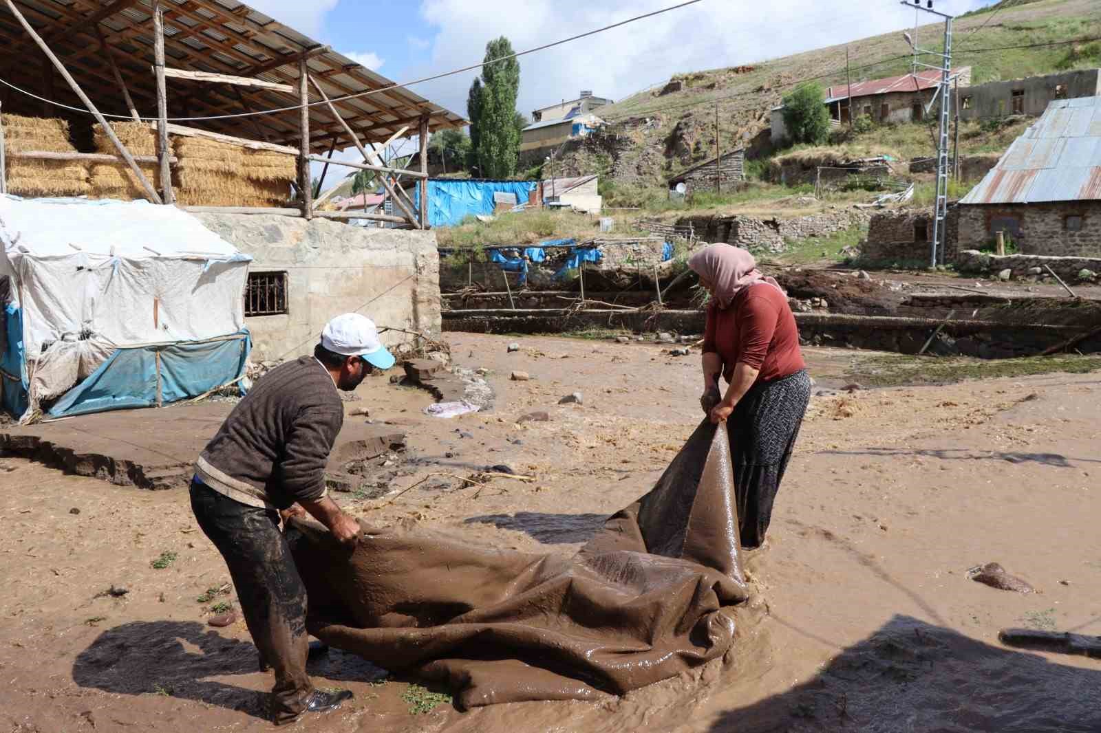 Oltu’da sağanak yağış sele dönüştü
