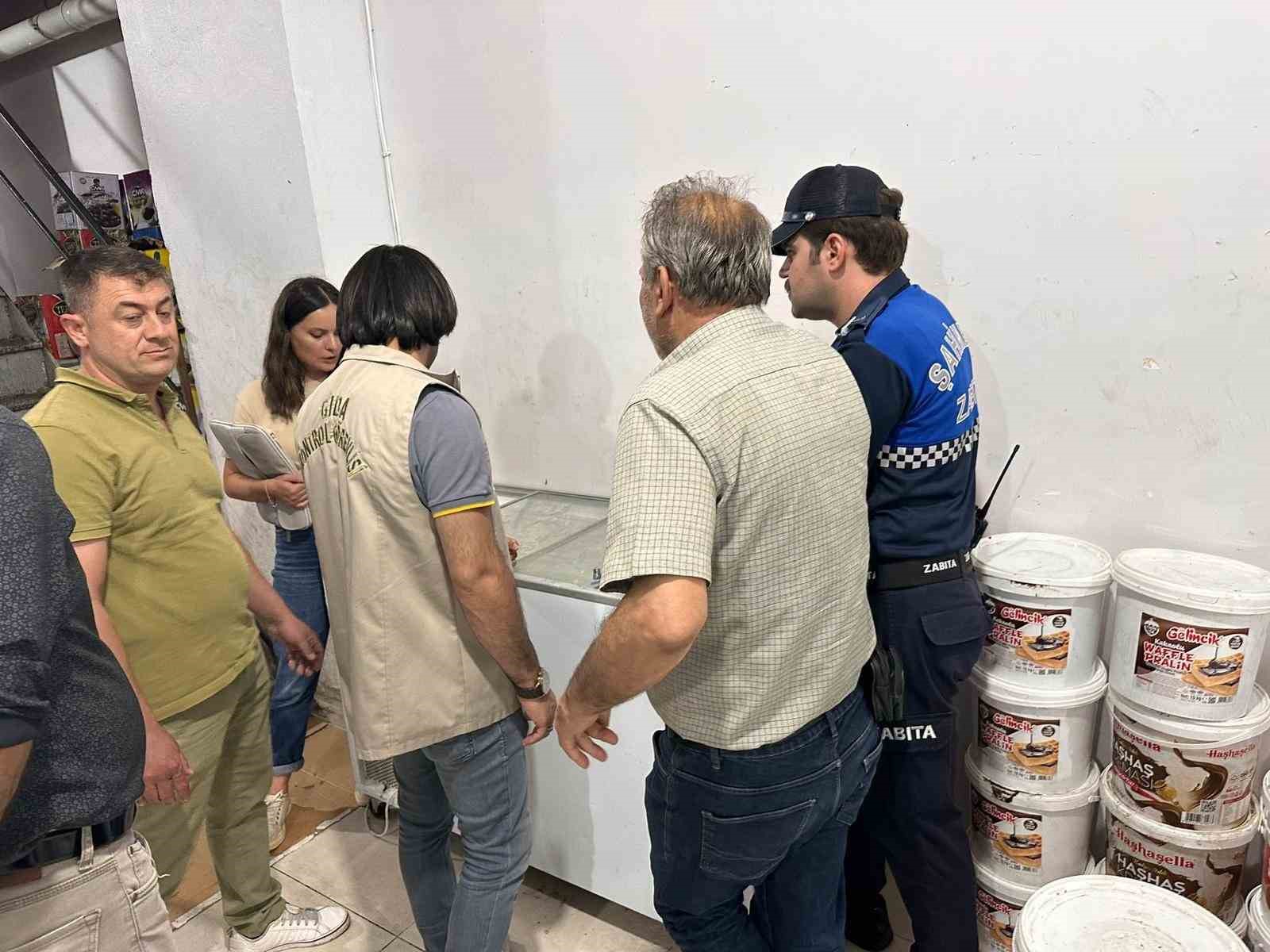 Zabıta ekipleri denetimlerini s&uuml;rd&uuml;r&uuml;yor
