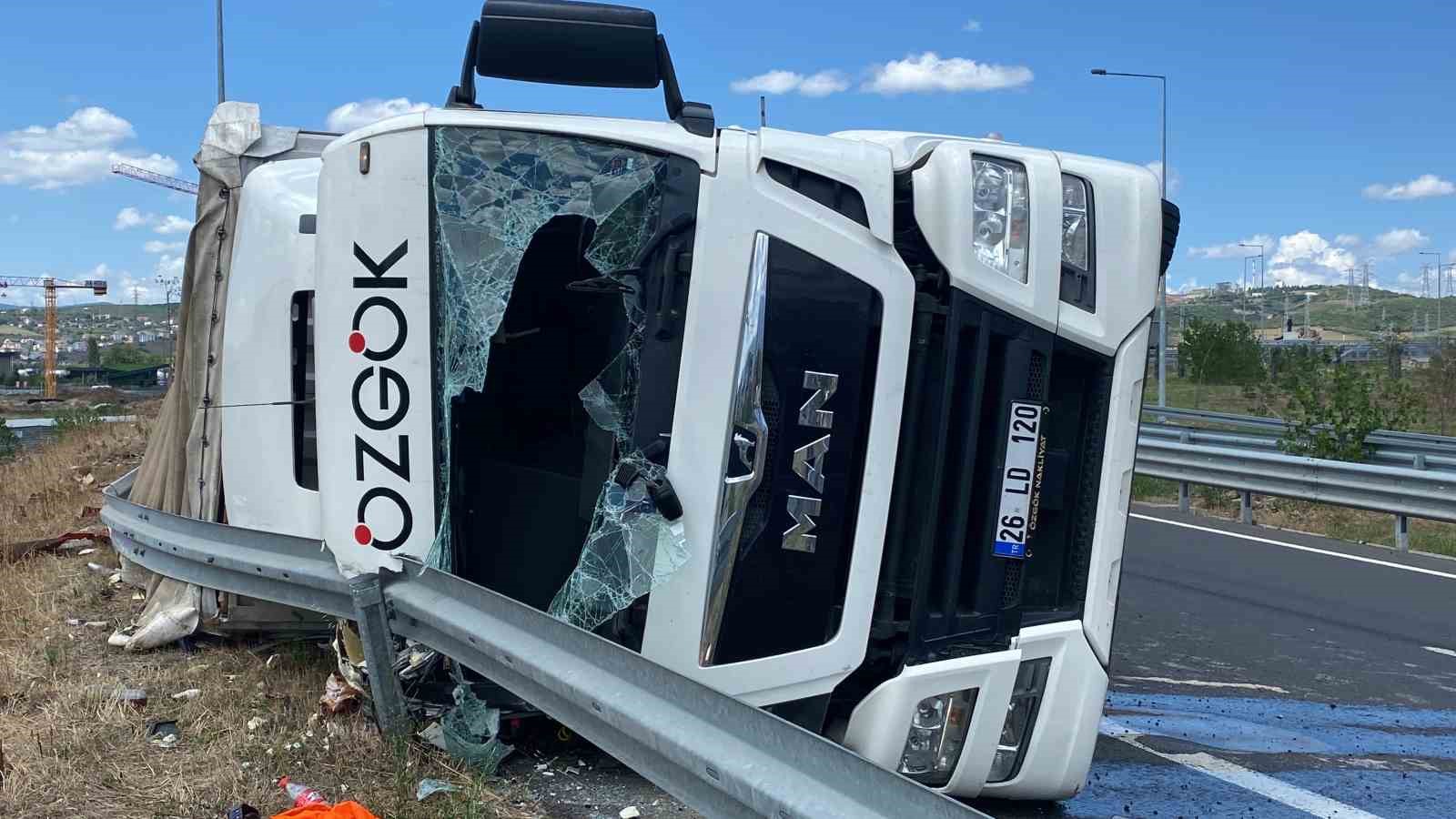 Virajı alamayan kağıt rulo yüklü tır devrildi: 1 yaralı