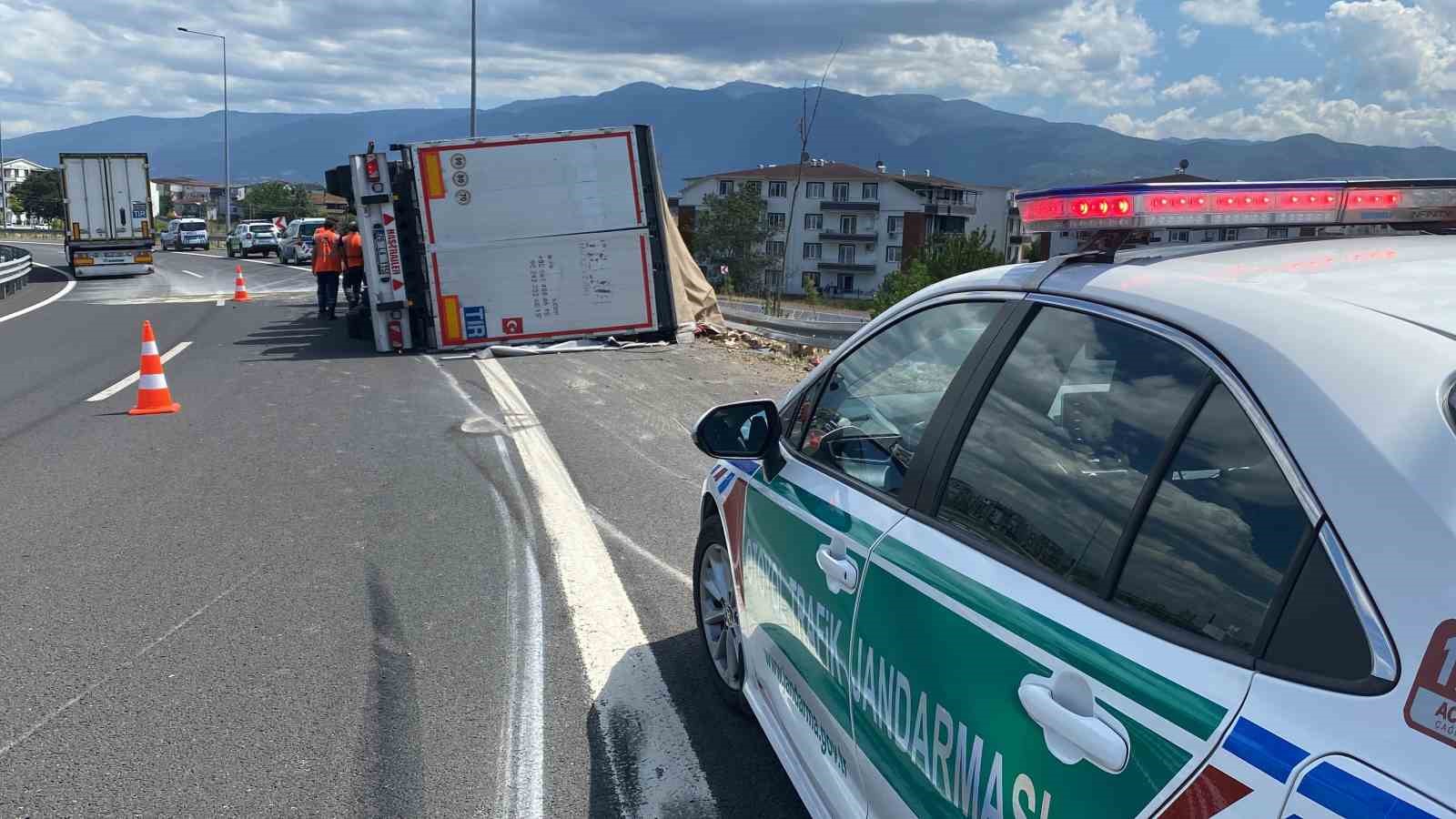 Virajı alamayan kağıt rulo yüklü devrildi: 1 yaralı
