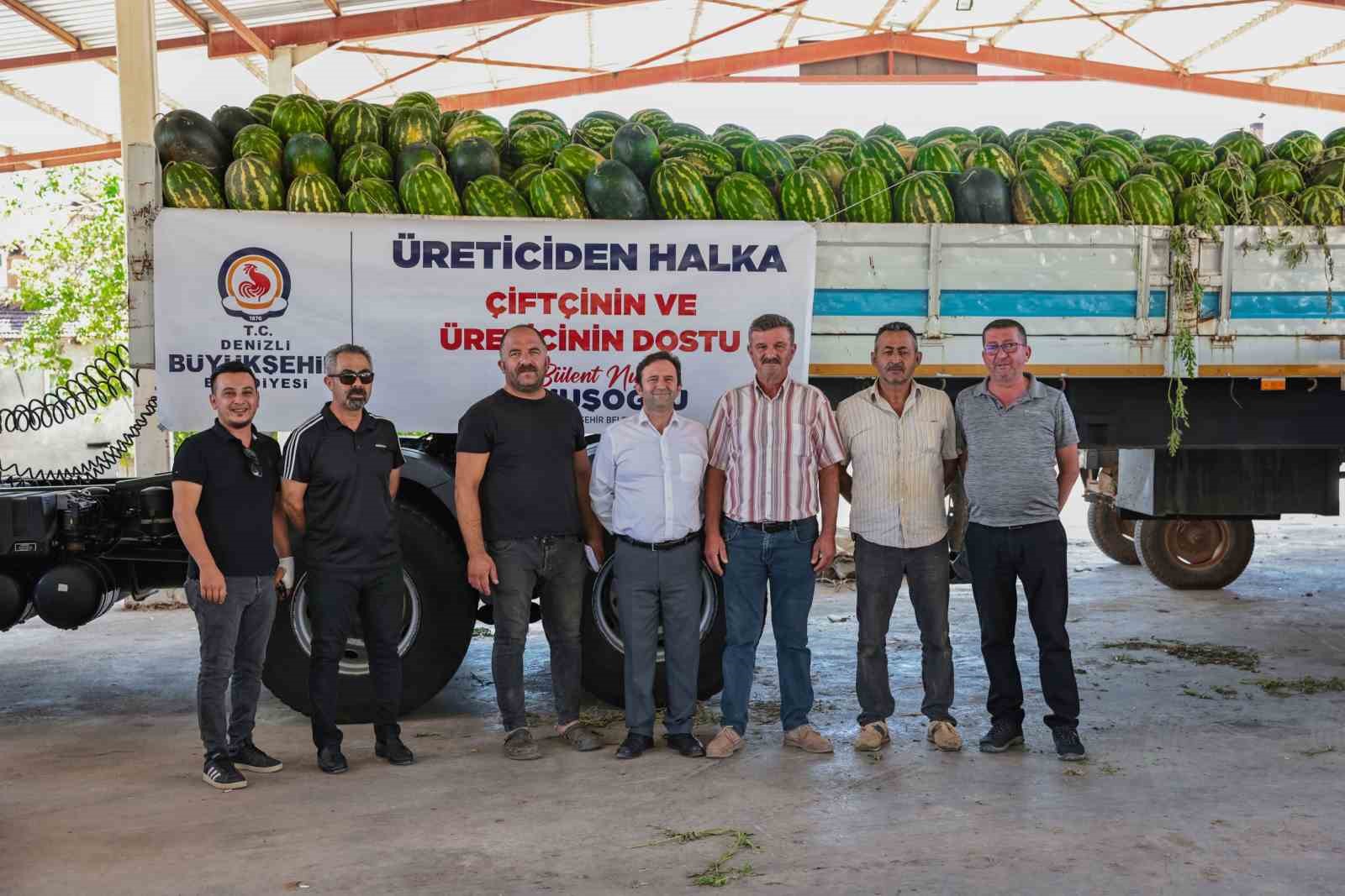 Denizli’de üreticinin elinde kalan karpuzları büyükşehir aldı
