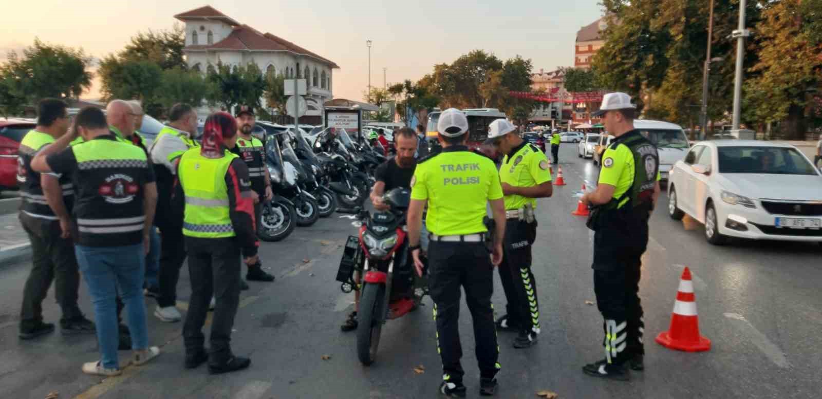Bandırma&rsquo;da motosiklet s&uuml;r&uuml;c&uuml;lerine ekipman kullanımının &ouml;nemi hatırlatıldı

