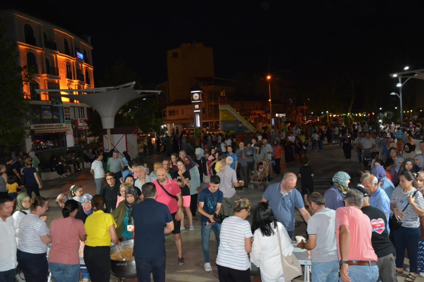 Sındırgı&rsquo;da y&uuml;zlerce kişiye aşure dağıtıldı

