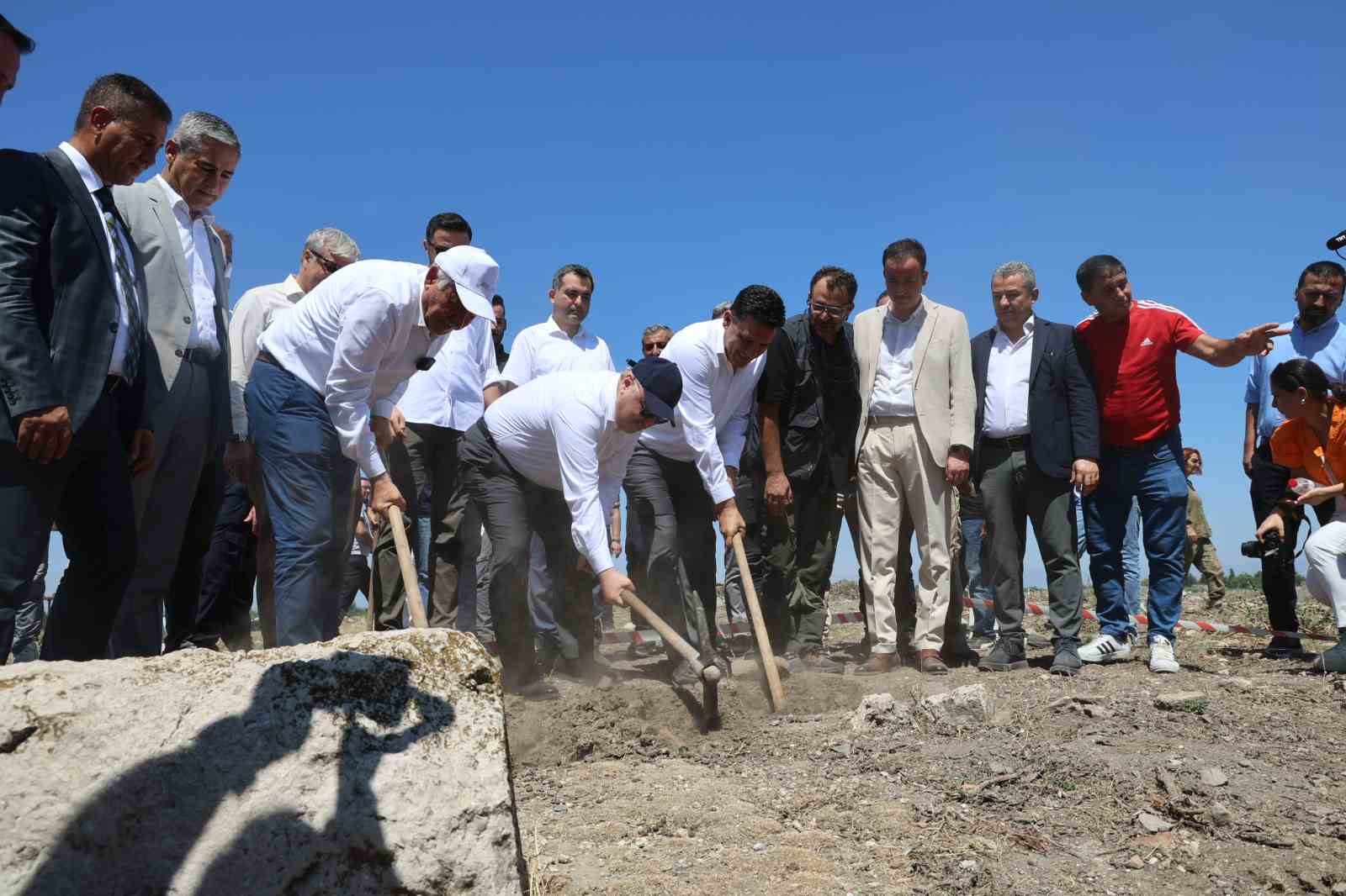 D&uuml;nya tarihine ışık tutacak izler i&ccedil;in Anavarza antik kentinde ilk kazma vuruldu
