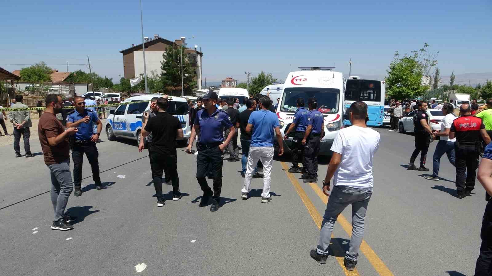 3 kişiyi &ouml;ld&uuml;r&uuml;p 2 kişiyi yaralayan polis memuru tutuklandı

