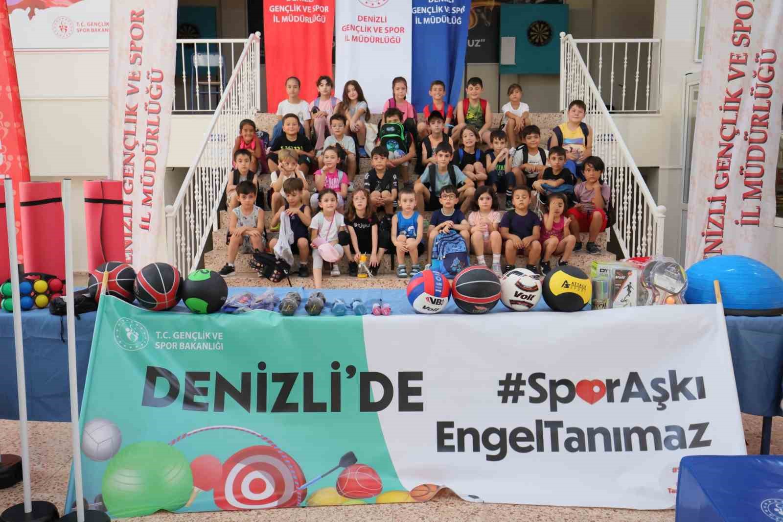 Denizli’de 6 okuldaki özel öğrencilere spor malzemesi dağıtıldı
