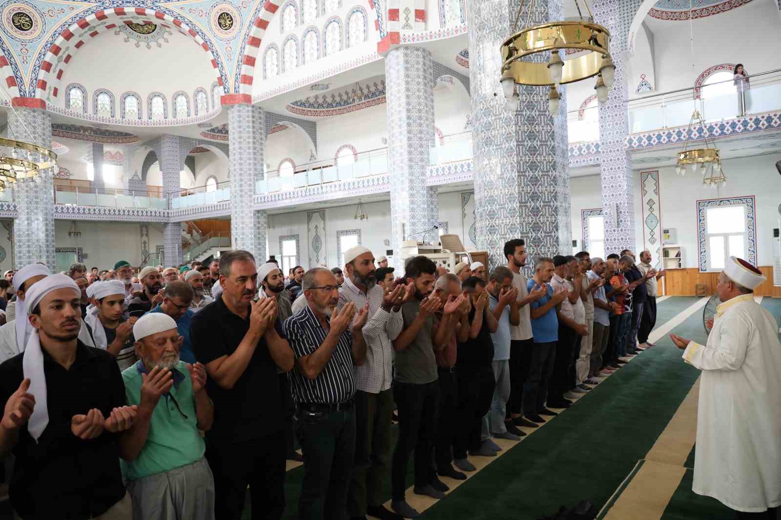Haniye i&ccedil;in Kozan&rsquo;da gıyabi cenaze namazı kılındı
