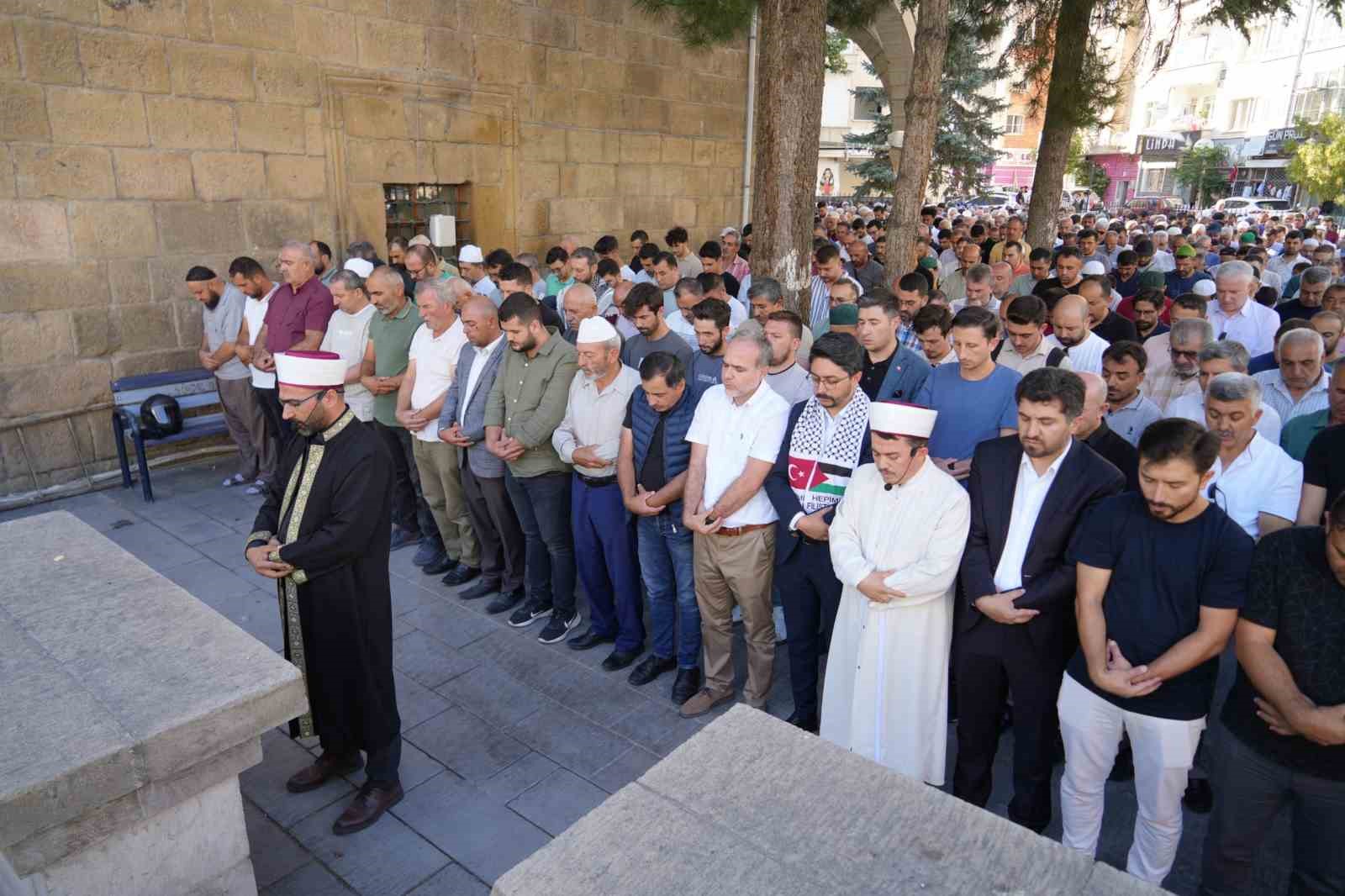 Kayseri ve Niğde’de vatandaşlar İsmail Haniye için meydana indi
