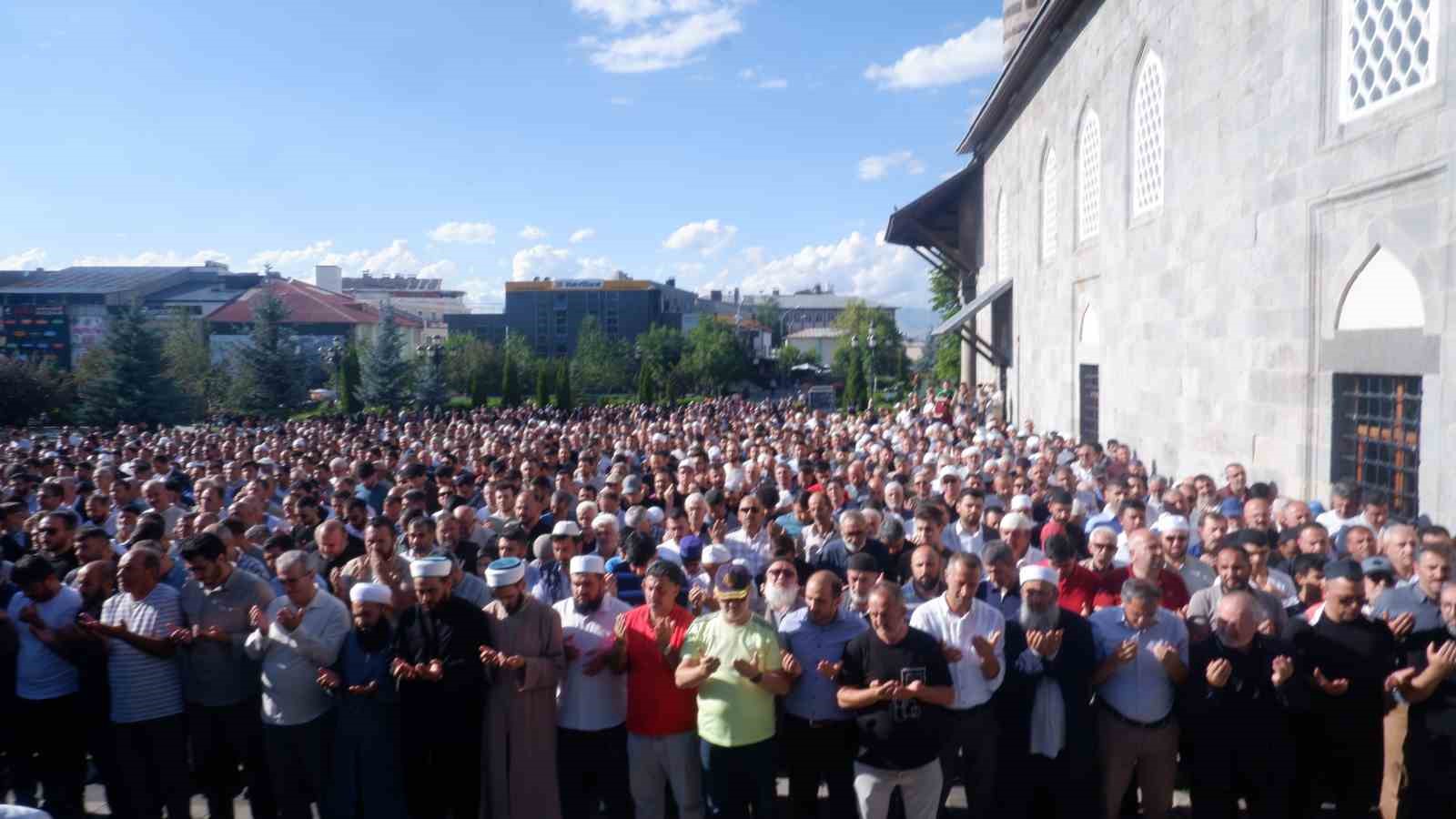 Haniye için Erzurum’da gıyabi cenaze namazı kılındı