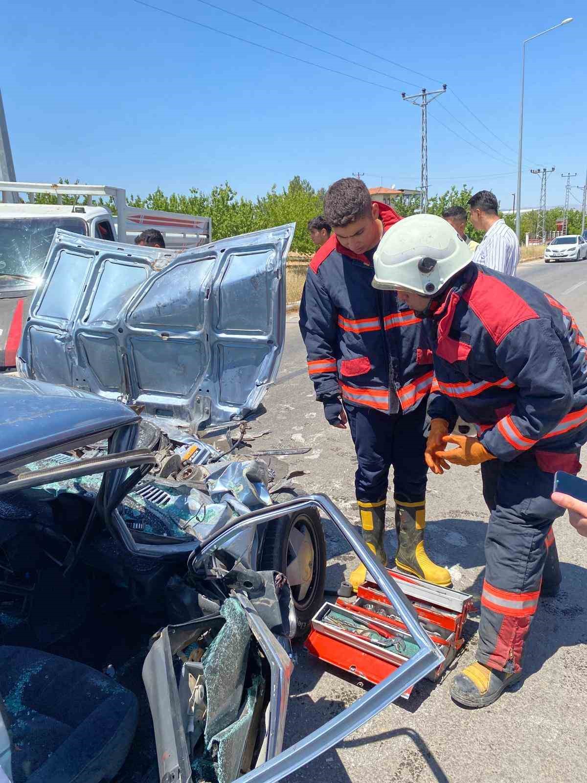 Kamyonet ile otomobil &ccedil;arpıştı: 3 yaralı
