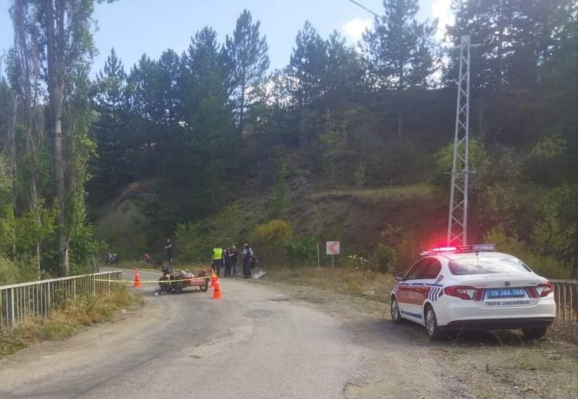 Motosiklet kamyona &ccedil;arptı: 1 &ouml;l&uuml;, 1 yaralu
