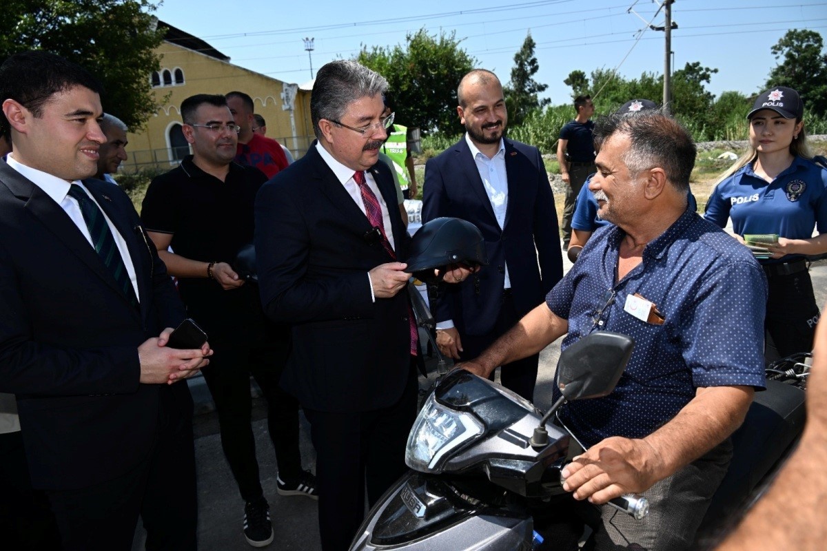 Osmaniye’de "Ceza Yok, Kask Var" mottosuyla motor sürücülerine kask dağıtıldı
