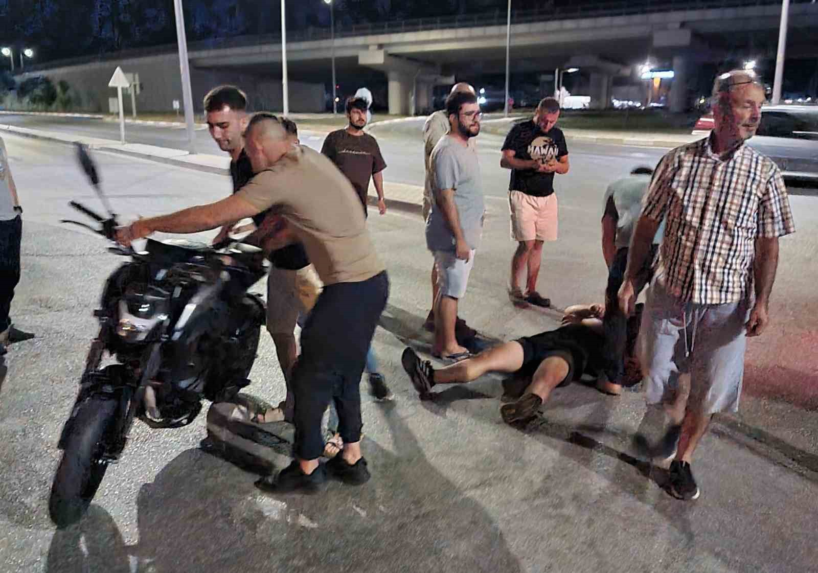 Bandırma&rsquo;da motosikletten d&uuml;şen s&uuml;r&uuml;c&uuml; yaralandı

