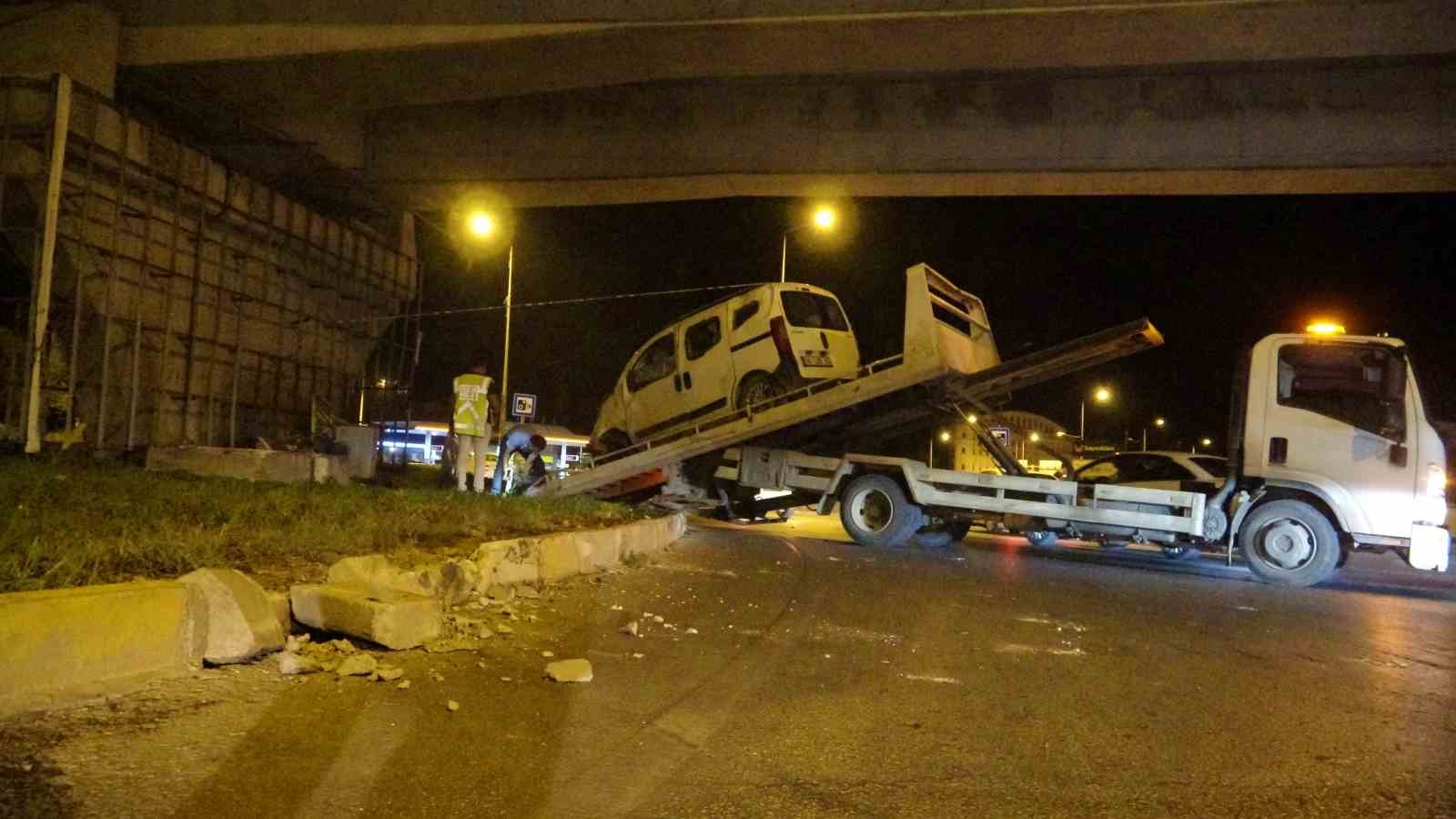 Hafif ticari araç köprülü kavşağın beton ayağına çarptı, motoru paramparça oldu
