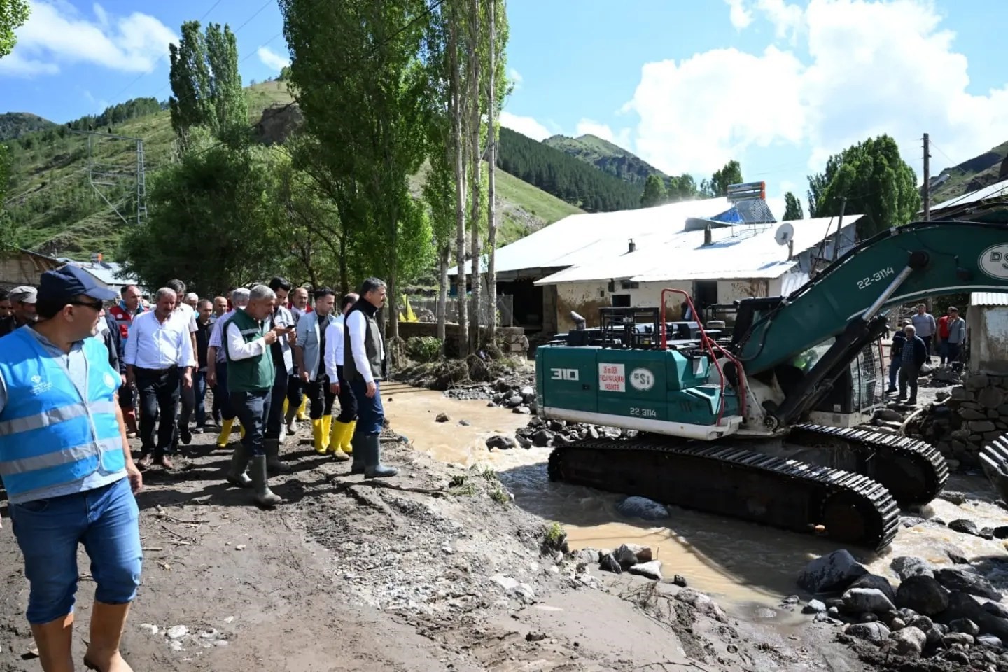 Oltu’da sel mahalleleri vurdu geçti