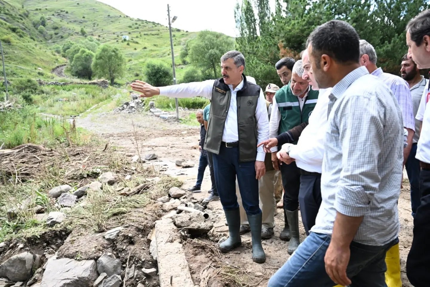 Oltu’da sel mahalleleri vurdu geçti
