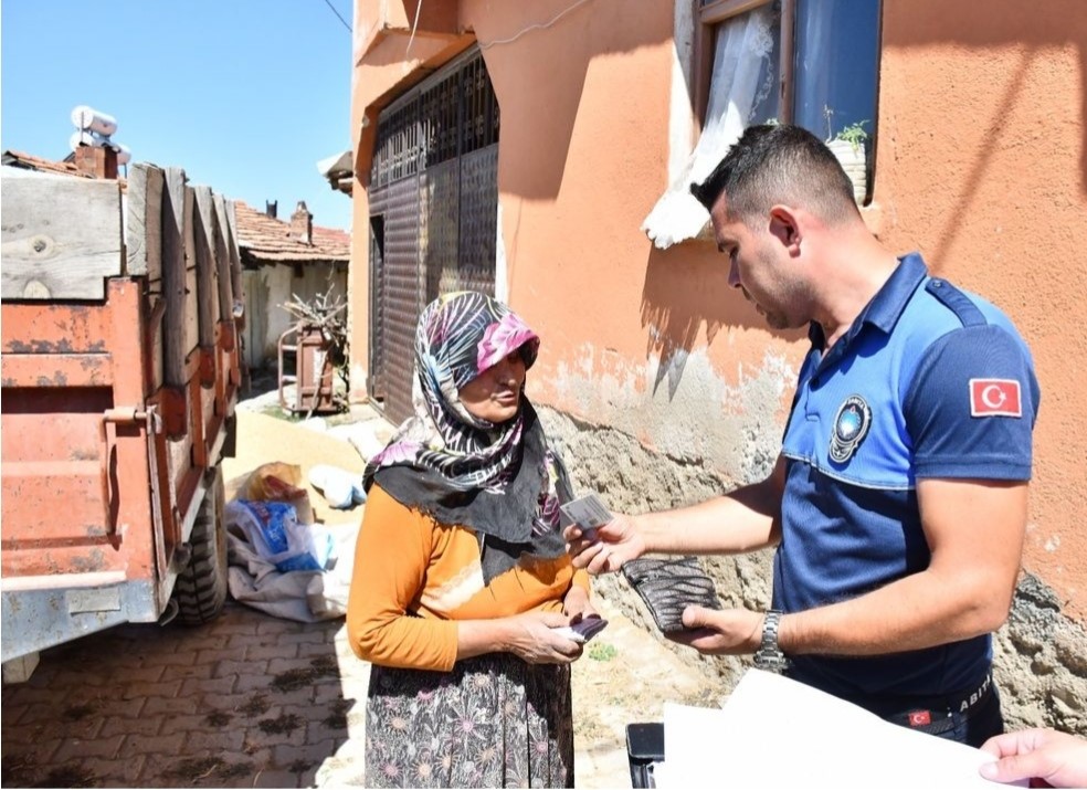 Emetli esnaf pazar yerinde buldukları 5 bin TL&rsquo;yi zabıtaya teslim etti
