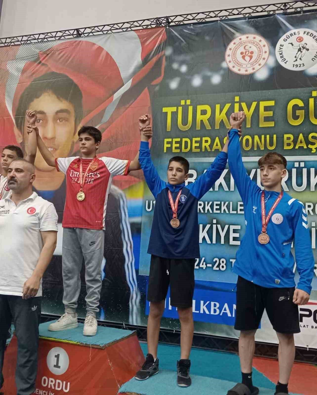 K&uuml;tahya&rsquo;nın gururu &Ccedil;ekgel&rsquo;den ikinci T&uuml;rkiye derecesi
