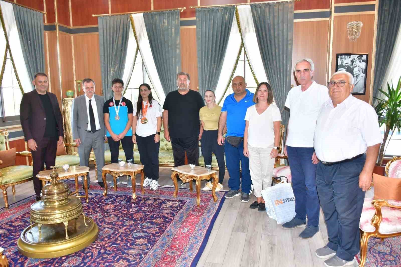 Başkan Balaban şampiyon milli sporcuları ödüllendirdi