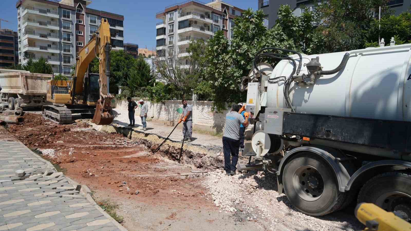 Depremde hasar gören alt yapı hızla onarılıyor