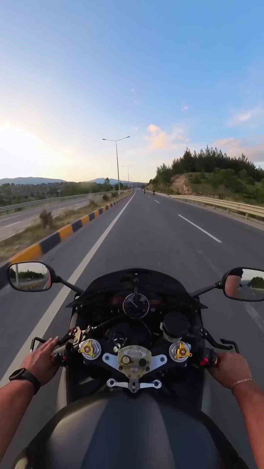 Hem tek teker &uuml;zerinde yolculuk yapıp hem de 286 km hız yaptı
