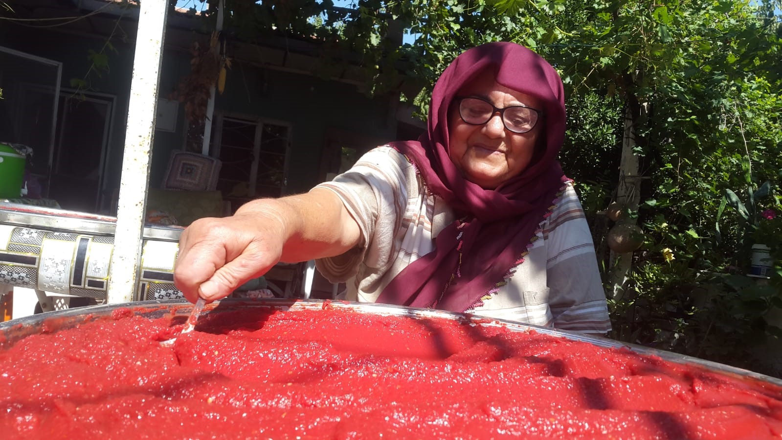 Biber salçası nasıl yapılır? 2 kilo salçayı 1 saatte elde ettiren pratik tarif Kadınlar salça yapımına başladı İhlas Haber Ajansı