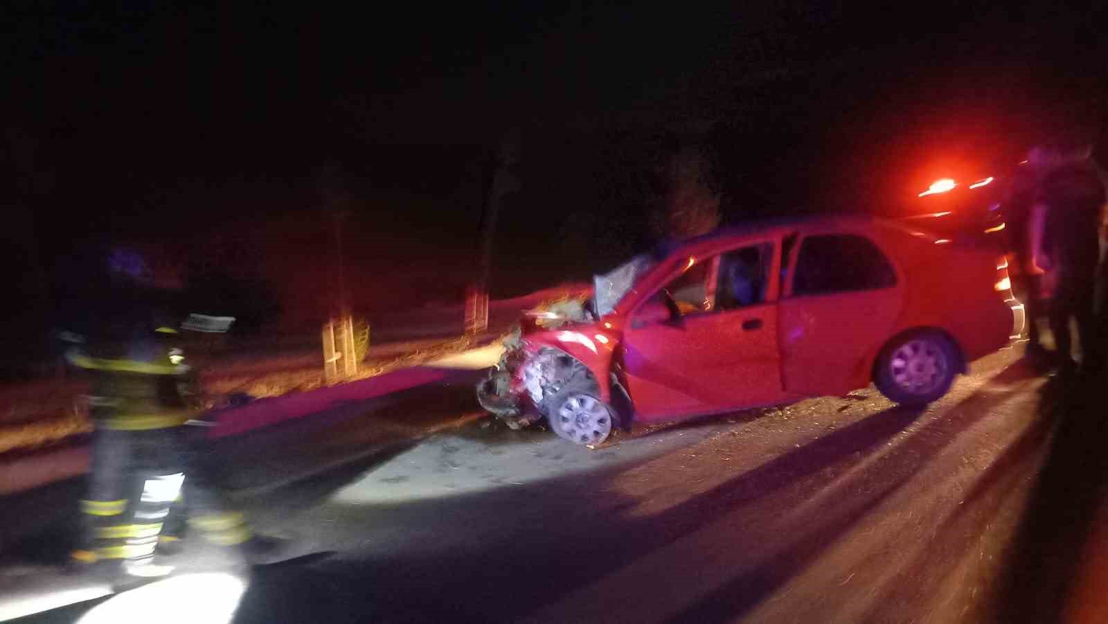Otomobil saman y&uuml;kl&uuml; trakt&ouml;r ila &ccedil;arpıştı: 1 yaralı
