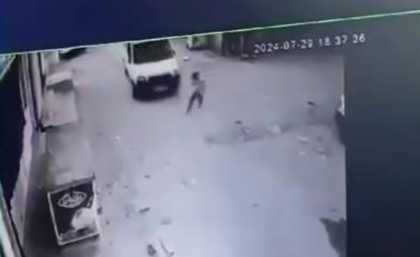 Adana’da yola fırlayan küçük çocuğa hafif ticari araç böyle çarptı