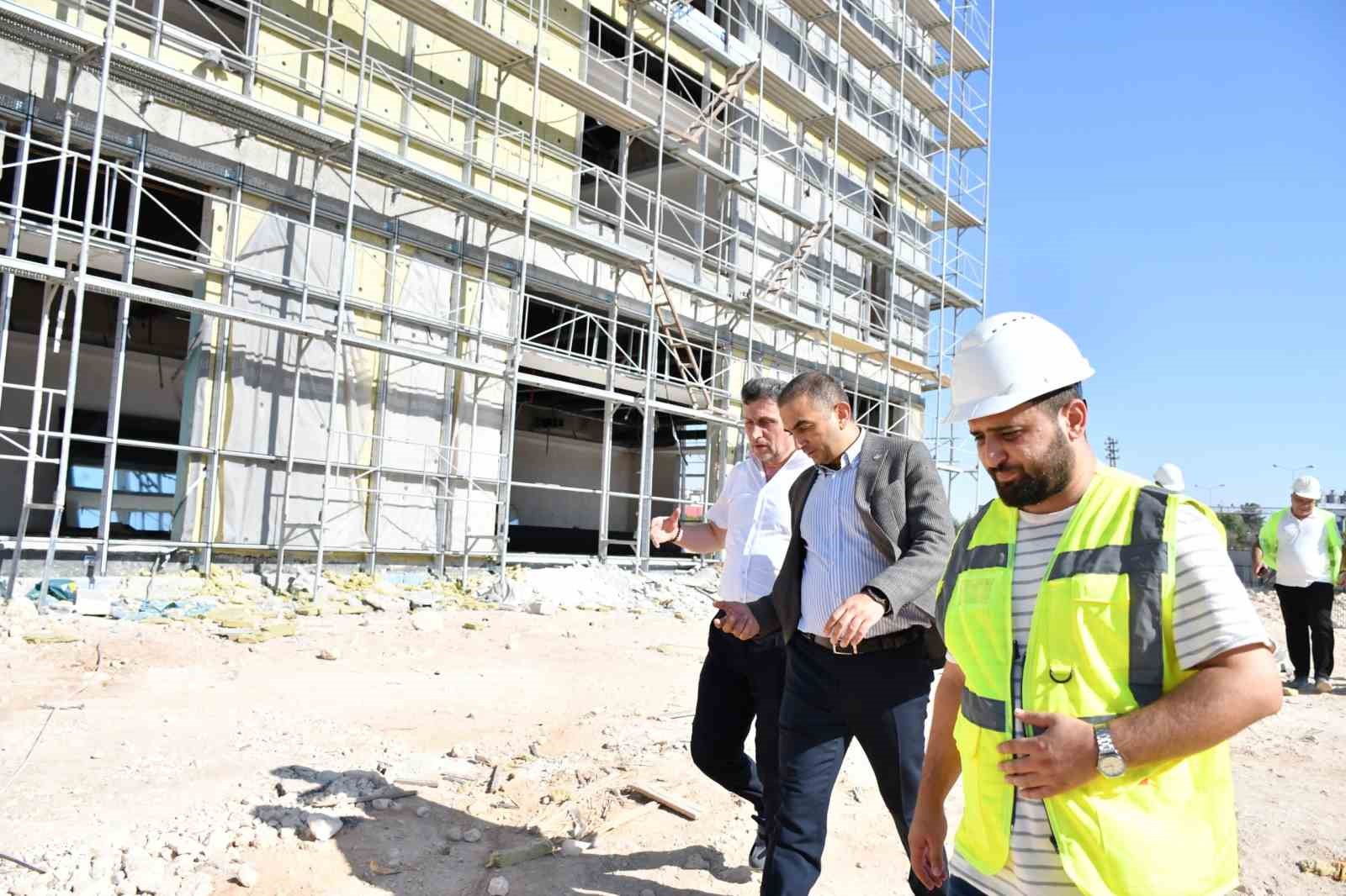 İl Sağlık M&uuml;d&uuml;r&uuml; Şahin&rsquo;den Travmatik Acil Durum Hastanesi inşaatında İnceleme
