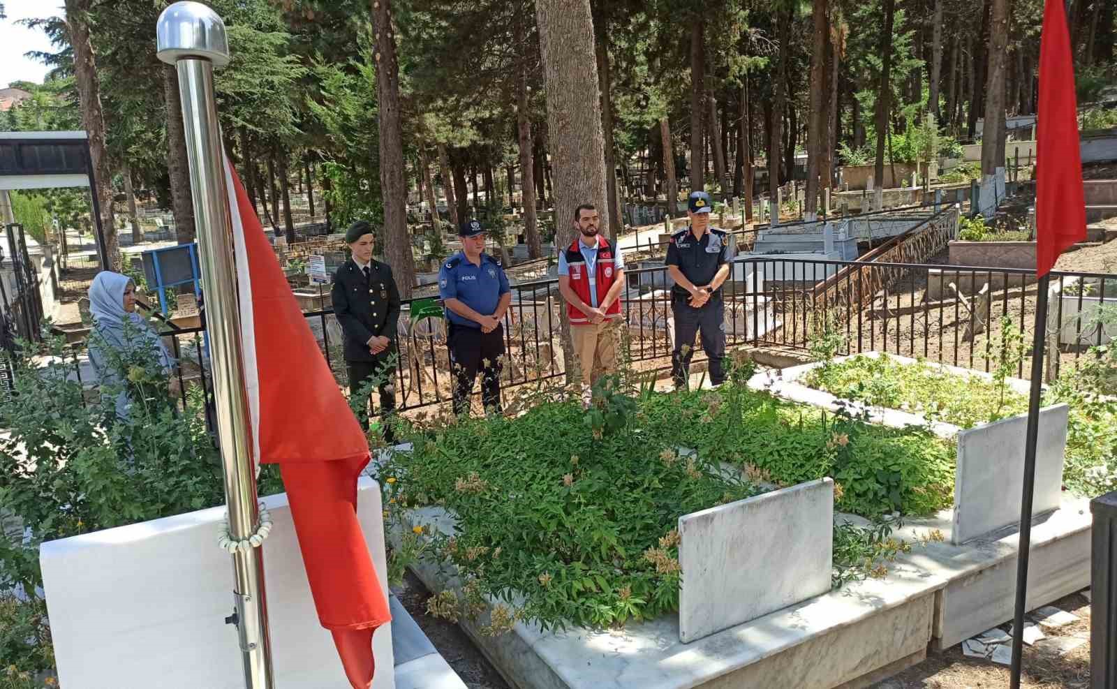 Simav&rsquo;da g&uuml;venlik g&uuml;&ccedil;lerinden şehit mezarları ve ailelerine ziyaret
