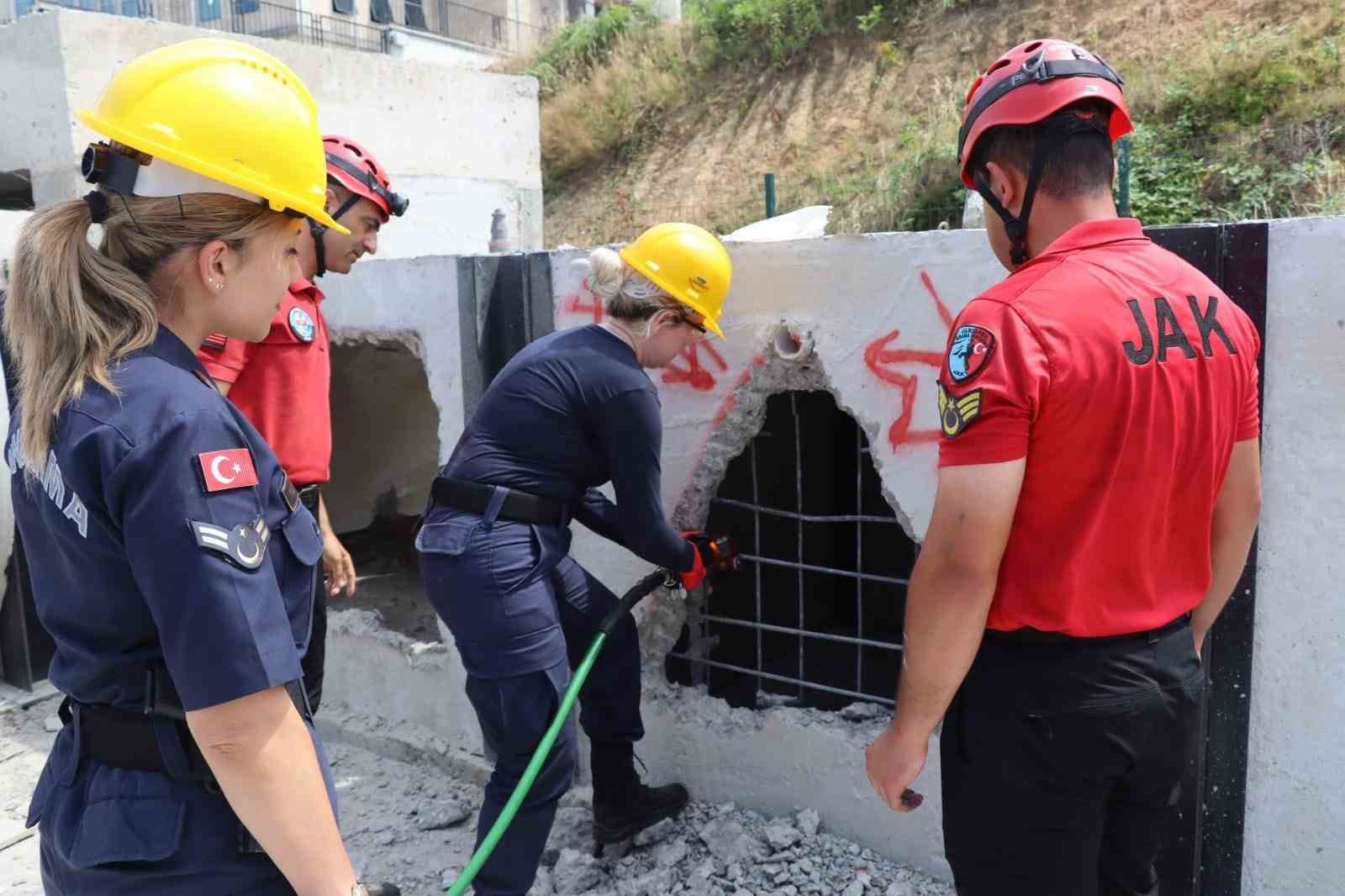 Jandarma personeline depremde arama kurtarma eğitimi verildi
