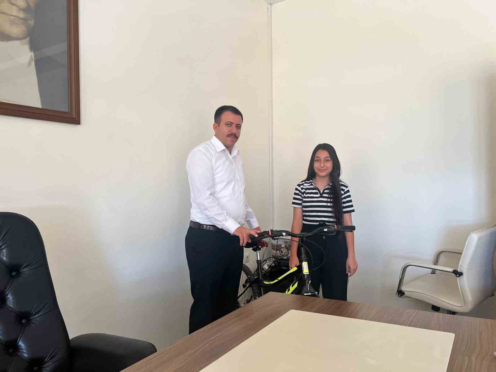 Dicle Kaymakamlığı LGS sınavında dereceye giren &ouml;ğrencileri &ouml;d&uuml;llendirdi
