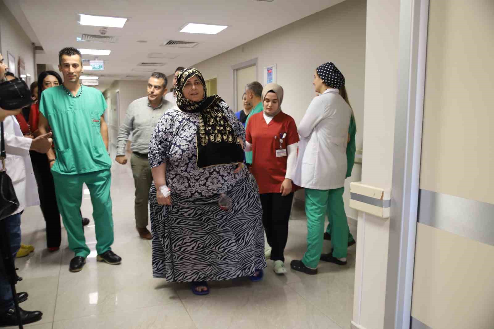 Kilolarından dolayı y&uuml;r&uuml;mekte zorlanan kadın sağlıklı yaşama ilk adımı attı
