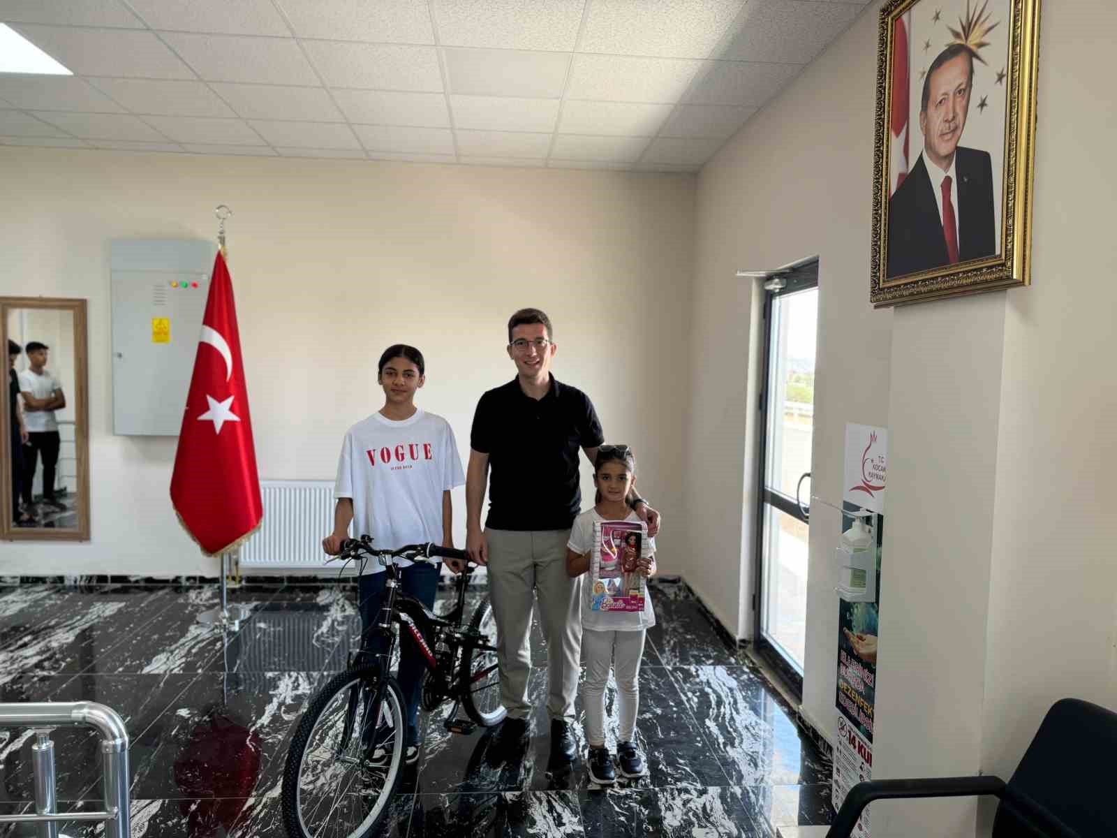 Kaymakam Kaptanoğlu, LGS&rsquo;de dereceye giren &ouml;ğrencileri &ouml;d&uuml;llendirdi
