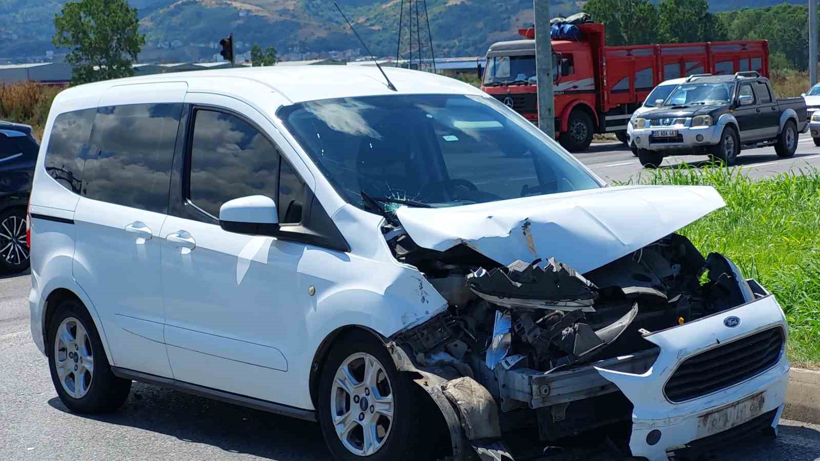 Samsun&rsquo;da hafif ticari ara&ccedil; kamyonla &ccedil;arpıştı: 1 yaralı
