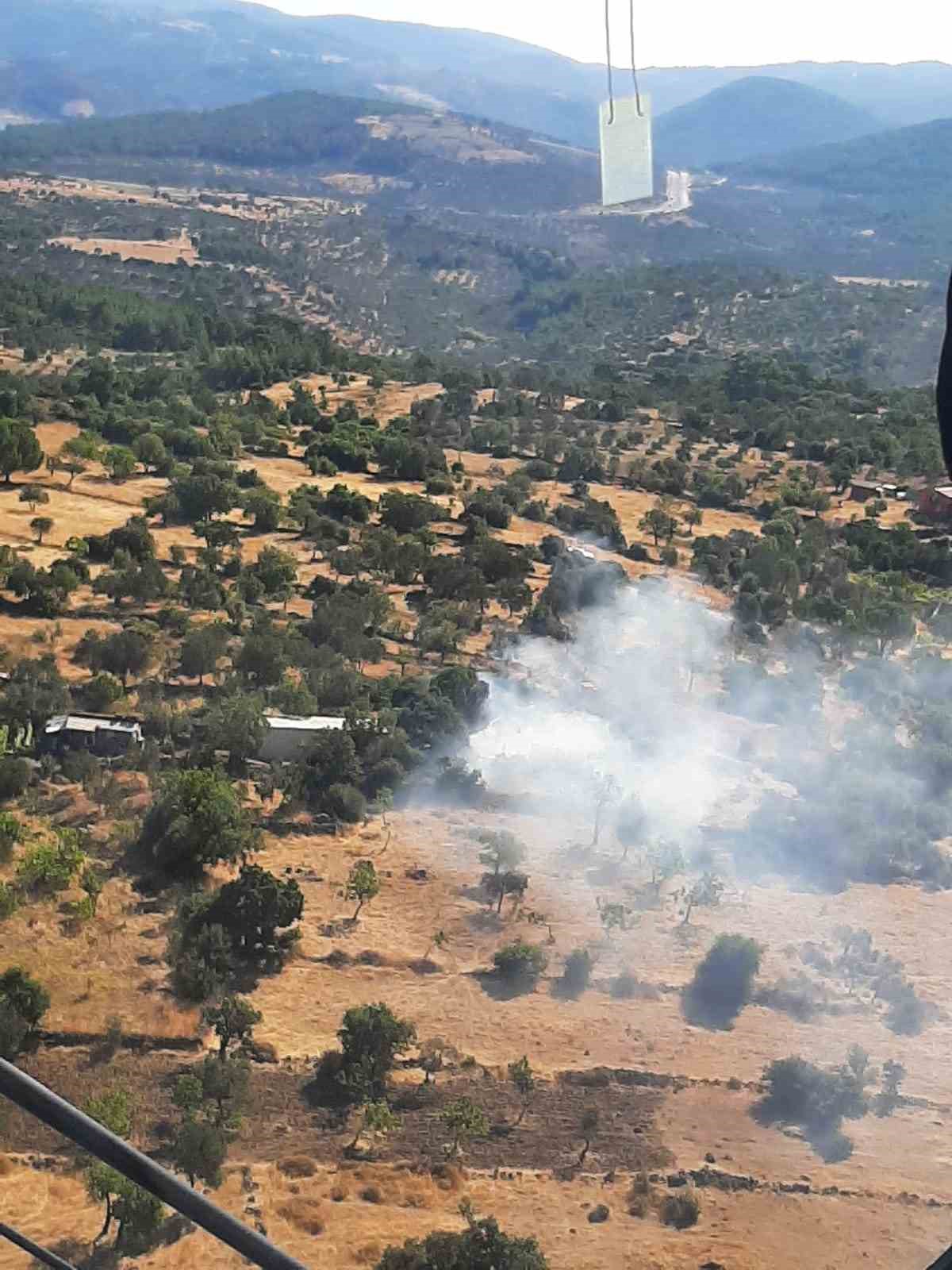 Havran&rsquo;da trakt&ouml;r r&ouml;morkunda başlayan yangın makilik alana sı&ccedil;radı
