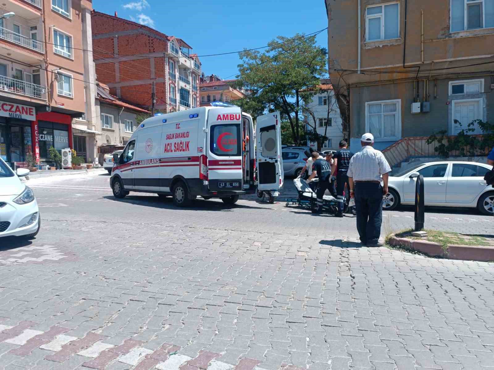 Tavşanlı&rsquo;da motosiklet otomobile &ccedil;arptı; 1 yaralı
