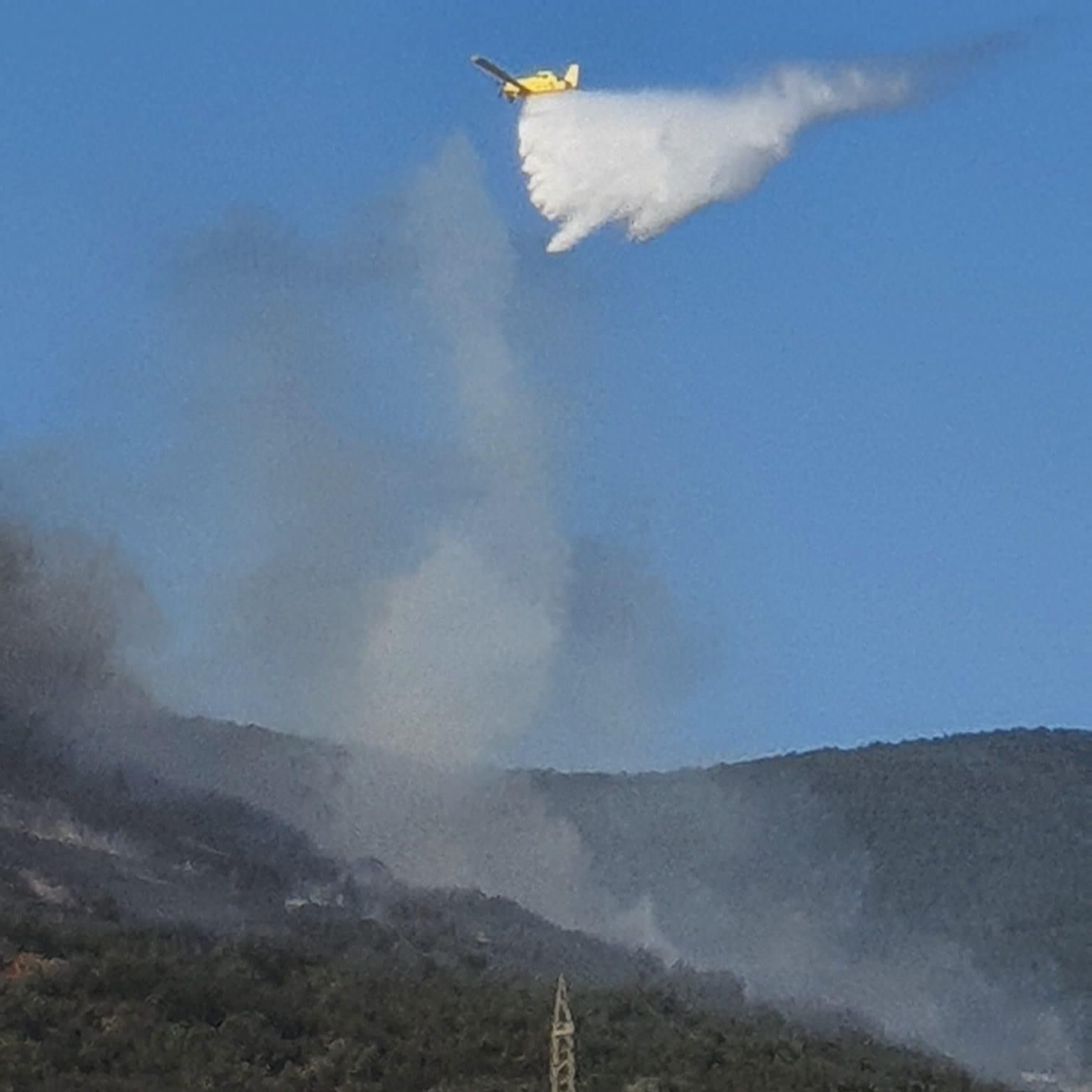 Erdek&rsquo;teki orman yangınına 4 helikopter ve 3 u&ccedil;ak m&uuml;dahale ediyor
