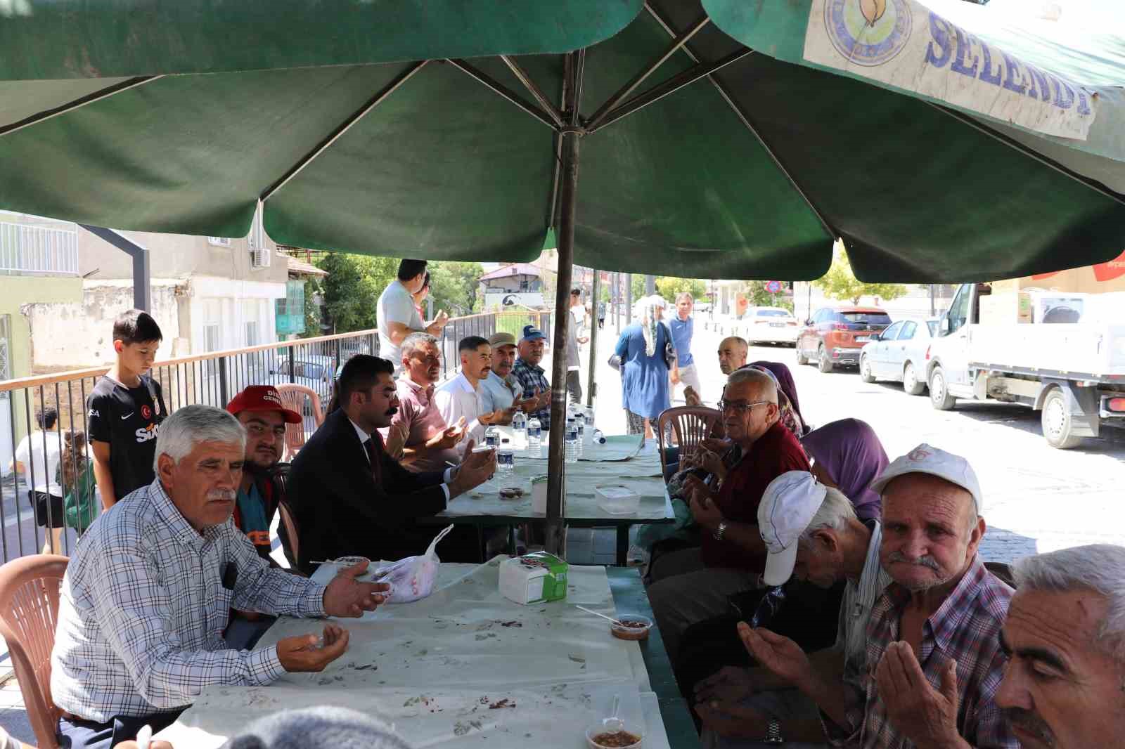 Selendi Ülkü Ocakları’ndan aşure hayrı
