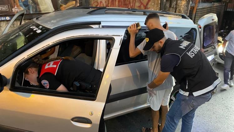 Şişli&rsquo;de polisten narkotik uygulaması
