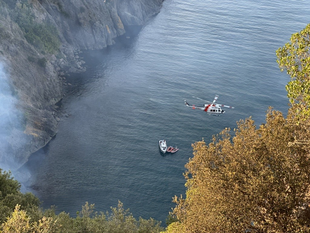 Sinop&rsquo;ta yangına m&uuml;dahale eden itfaiye personeli u&ccedil;urumdan d&uuml;şt&uuml;
