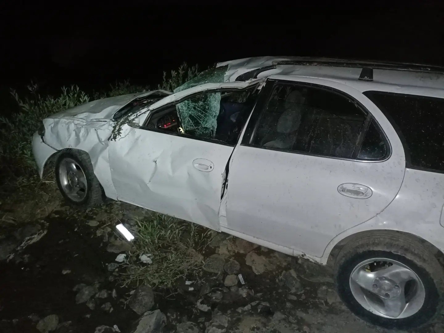 Dereye u&ccedil;an otomobilde sıkışan yaralıyı AFAD kurtardı
